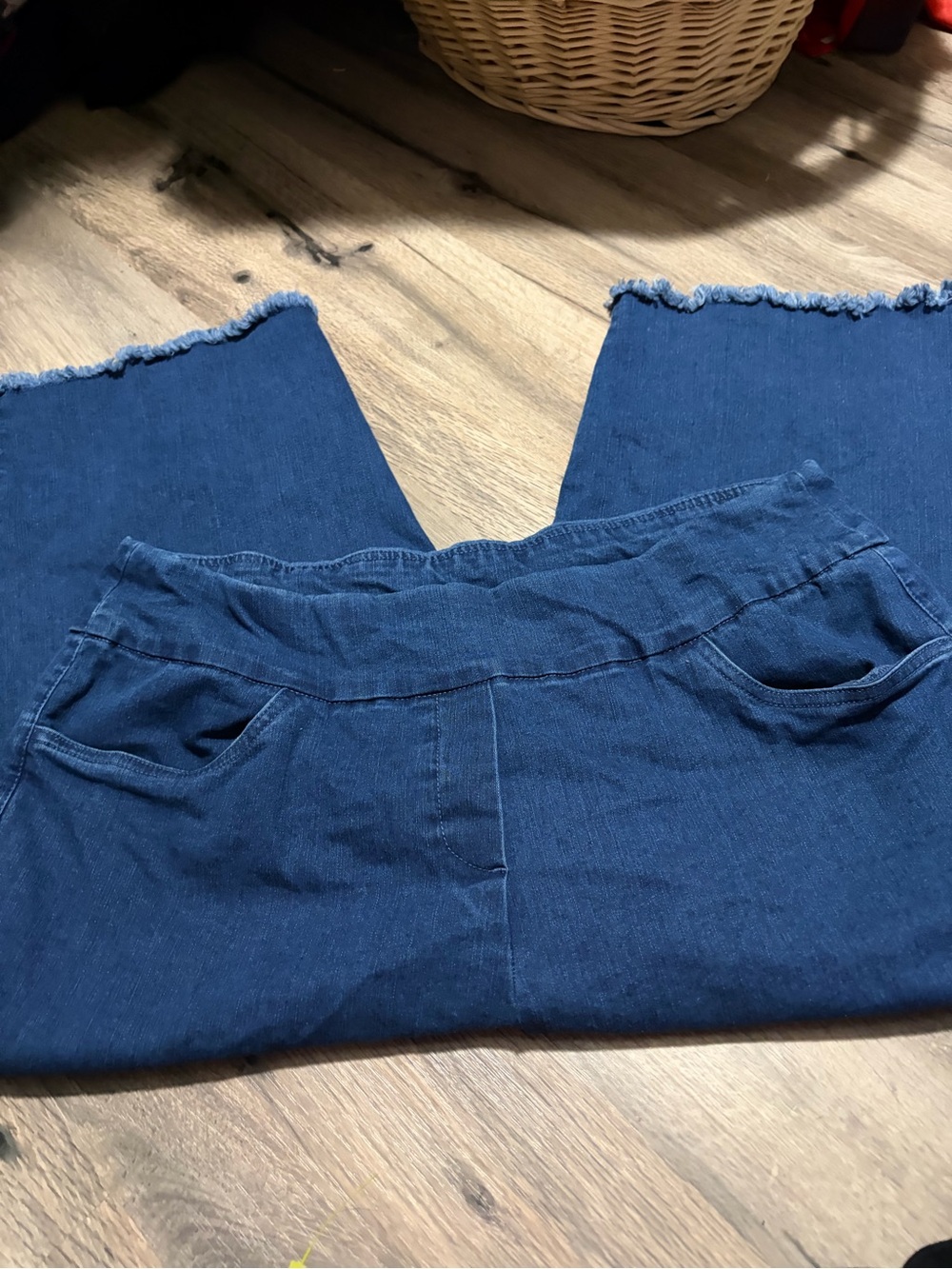 Alfred Dunner Dark Blue  pull on Cropped Ankle Jeans with Frayed Hem